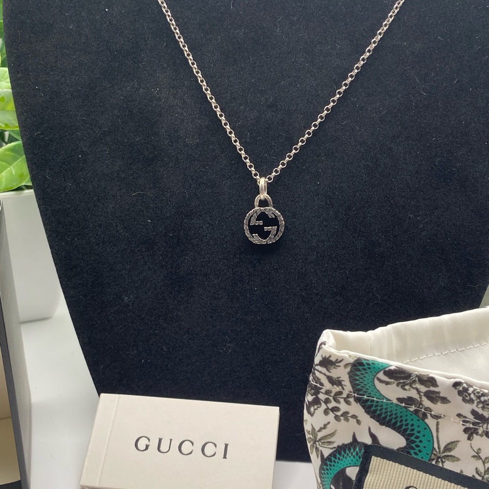 AUTHENTIC GUCCI Interlocking G Arabesque
Necklace w/ Gucci Pouch Gucci Box